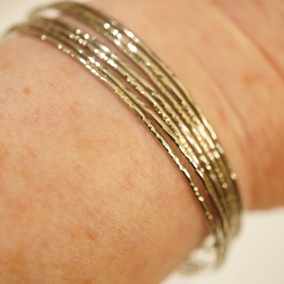 LOT OF BANGLE BRACELETS GOLD TONE AND SILVER TONE VINTAGE - Picture 5 of 6